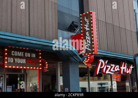 Uxbridge, London Borough of Hillingdon, Regno Unito. 11 Settembre 2020. Pizza Hut ha annunciato la chiusura di 29 dei suoi ristoranti nel Regno Unito a seguito dell'impatto finanziario del Coronavirus. Credito: Maureen McLean/Alamy Foto Stock