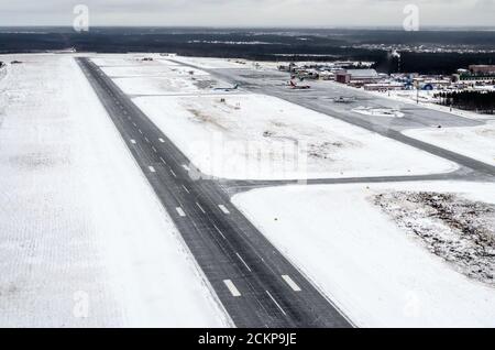 Aeroporto e pista invernale, vista da un'altezza a un paesaggio innevato Foto Stock