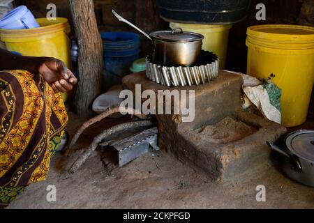 ZAMBIA, Sinazongwe, villaggio Mweezya, cucina donna con fornello a legna a risparmio energetico chiamato anche stufa a razzo Foto Stock