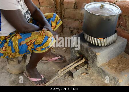 ZAMBIA, Sinazongwe, villaggio Mweezya, cucina donna con fornello a legna a risparmio energetico chiamato anche stufa a razzo Foto Stock