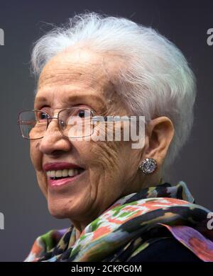 Ritirato NASA ricerca matematico e 'computer umano' Katherine Johnson (che è apparso nel film nascosto Figure) in caso di denominazione per il Katherine G. Johnson Ricerca computazionale struttura presso NASA Langley Research Center di Hampton, Virginia il 5 maggio 2016. Foto Stock