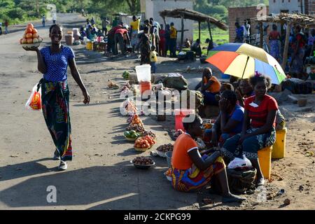 Zambia, Sinazongwe, mercato rurale in villaggio, le donne vendono frutta e verdura lungo la strada / SAMBIA, Sinazongwe Distrikt, laendlicher Markt an einer Strasse im Dorf Foto Stock