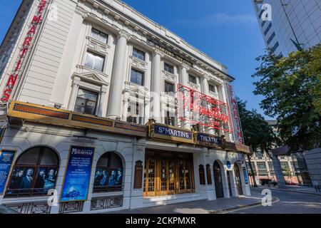 Esterno del St Matins Theatre in stile art deco in West Street WC2, nel West End di Londra, sede della lunga esecuzione del musiche The Mousetrap di Agatha Christie Foto Stock