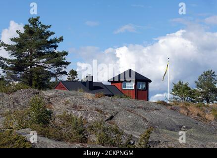 MAR BALTICO, SVEZIA IL 29 AGOSTO 2020. Vista degli edifici rossi dietro le scogliere. Edifici e cielo. Sole. Uso editoriale. Foto Stock