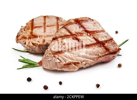 Due bistecca di tonno alla griglia con rosmarino e spezie isolate bianco Foto Stock