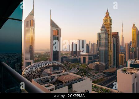 Vista mattutina dello skyline di Dubai dal tetto Foto Stock