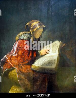 Una vecchia donna che legge, probabilmente la profetessa Hannah di Rembrandt Harmensz van Rijn (1606-1669) olio su pannello (1631) Foto Stock