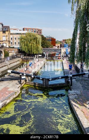 Le serrature gemelle (Hampstead Road Lock No 1) a Camden Lock sul Regent's Canal, Londra, Regno Unito Foto Stock