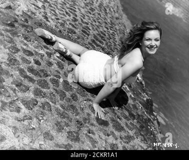 JEAN KENT 1948 Ritratto completo in costume da bagno bikini su Brighton Beach in Inghilterra Pubblicità per J. Arthur Rank Organsation Foto Stock