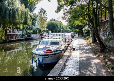 Barche ormeggiate nella zona di Primrose Hill del Regent's Canal, Londra, Regno Unito Foto Stock