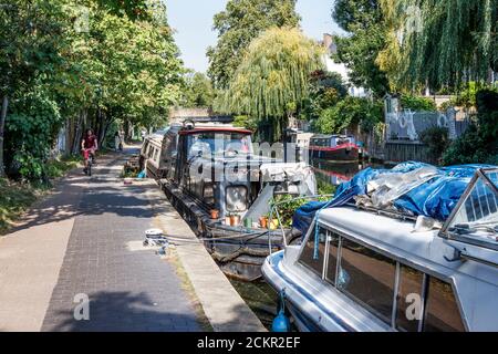 Barche ormeggiate nella zona di Primrose Hill del Regent's Canal, Londra, Regno Unito Foto Stock