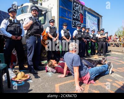 Londra, Regno Unito. 20 aprile 2019. Il ponte di Waterloo è stato bloccato da sostenitori del cambiamento climatico dalla ribellione dell'estinzione per sei giorni. Durante quel periodo, hanno creato un ponte Garden utilizzato per le attività della ribellione internazionale per richiedere un'azione urgente per combattere il cambiamento climatico da parte del governo britannico Foto Stock