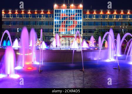 Anapa, Russia - 17 luglio 2020: La costruzione dell'amministrazione della città della località di Anapa decorata nello stile di celebrazione del 75 ° Foto Stock