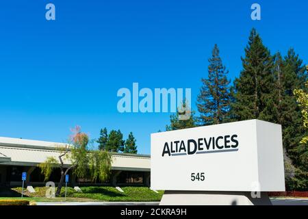 Alta Devices firma presso la sede centrale privata della società di energia solare in Silicon Valley - Sunnyvale, California, USA - Ottobre 2019 Foto Stock