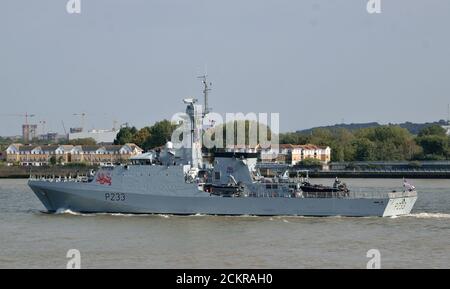 HMS Tamar, una nave di pattuglia offshore Batch 2 River-class della Royal Navy, si dirige lungo il fiume Tamigi dopo aver pagato la sua prima visita a Londra Foto Stock