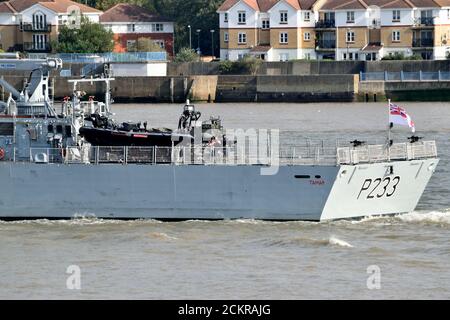 HMS Tamar, una nave di pattuglia offshore Batch 2 River-class della Royal Navy, si dirige lungo il fiume Tamigi dopo aver pagato la sua prima visita a Londra Foto Stock