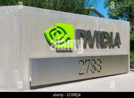 Logo NVIDIA e firma presso la sede centrale della Silicon Valley, hub high-tech della San Francisco Bay Area - Santa Clara, CA, USA - Ottobre 2019 Foto Stock