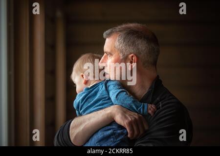 Padre che tiene il figlio del bambino di 7 mesi Foto Stock