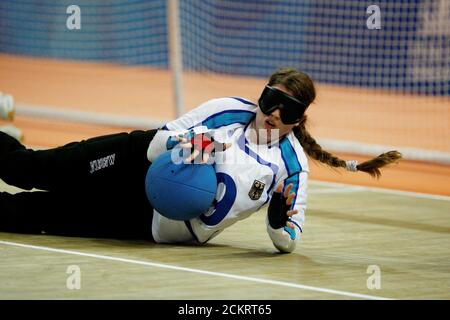 Pechino, Cina, 10 settembre 2008: Quarto giorno di gara atletica ai Giochi Paralimpici di Pechino, mentre Stefanie Schindler, in Germania, blocca un colpo dal Canada nelle partite preliminari di calcio femminile. ©Bob Daemmrich Foto Stock