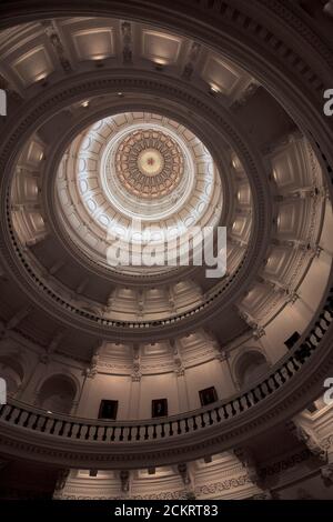 Austin, Texas, 20 gennaio 2008: Interno del Campidoglio del Texas, guardando verso l'alto dal centro della rotonda. Il Campidoglio del Texas è alto 311 piedi, sei pollici più alto del Campidoglio degli Stati Uniti a Washington, D.C. ©Bob Daemmrich Foto Stock