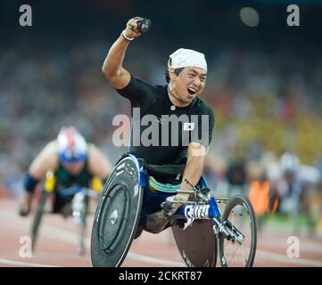 Pechino, Cina 11 settembre 2008: Giorno 5 della competizione ai Giochi Paralimpici di Pechino 2008 che mostrano Hong Suk-Man della Corea vincendo l'evento finale di 400 metri T53 maschile giovedì sera. ©Bob Daemmrich Foto Stock