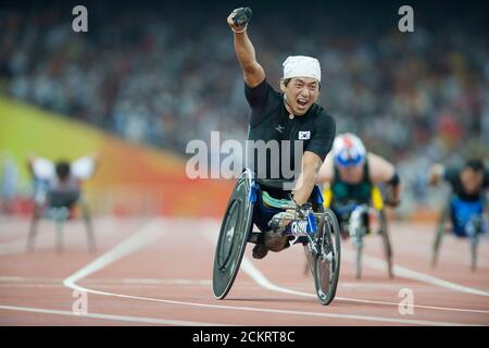 Pechino, Cina 11 settembre 2008: Giorno 5 della competizione ai Giochi Paralimpici di Pechino 2008 che mostrano Hong Suk-Man della Corea vincendo l'evento finale di 400 metri T53 maschile giovedì sera. ©Bob Daemmrich Foto Stock