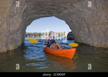 Comstock, TX 15 novembre 2008: Il kayak Lone esplora un tunnel ferroviario abbandonato allagato lungo il Rio Grand e River sul lato statunitense del confine. La ferrovia ha attraversato la zona alla fine del 19 ° secolo, ma è stato ripercorso dopo che un ponte è stato costruito sul fiume Pecos. ©Bob Daemmrich Foto Stock