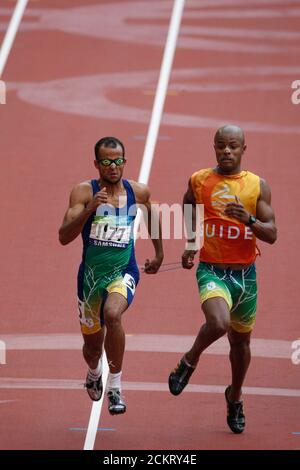 Pechino, Cina 12 settembre 2008: Giorno sei della competizione atletica ai Giochi Paralimpici del 2008 che mostra Lucas Prado (1177) in Brasile con la sua guida che vince la finale maschile di 200 metri T11 categoria al Paralimpici. ©Bob Daemmrich Foto Stock