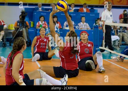 Pechino, Cina 13 settembre 2008: Il giorno 8 della competizione atletica ai Giochi Paralimpici di Pechino 2008 mostra Katie Holloway degli Stati Uniti (5) che restituisce un servizio nella partita della medaglia d'oro contro la Cina. Gli Stati Uniti si stabilirono per l'argento con una perdita di tre-set ai cinesi. ©Bob Daemmrich Foto Stock