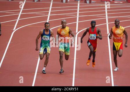 Pechino, Cina 12 settembre 2008: Giorno sei della competizione atletica ai Giochi Paralimpici del 2008 che mostra Lucas Prado (1177) in Brasile con la sua guida che vince la finale maschile di 200 metri della categoria T11. ©Bob Daemmrich Foto Stock