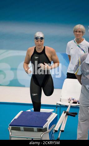 Pechino, Cina 12 settembre 2008: Giorno sei della competizione atletica ai Giochi Paralimpici del 2008 con il nuotatore dello Stato Unito Melissa Stockwell dietro il blocco di partenza prima del suo calore competere nel freestyle S9 donne 400 metri. Stockwell è un veterano di guerra iracheno dell'esercito degli Stati Uniti che ha perso la gamba sinistra a una miniera di terra. ©Bob Daemmrich Foto Stock