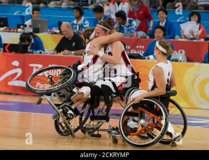 Pechino, Cina 14 settembre 2008: Giorno 9 della competizione atletica ai Giochi Paralimpici 2008 che mostrano i giocatori statunitensi Christina Ripp (l) e Carlee Hoffman (r) che celebrano la loro vittoria del 50-38 sulla Germania per la medaglia d'oro nel basket femminile su sedia a rotelle ai Giochi Paralimpici di Pechino. ©Bob Daemmrich Foto Stock