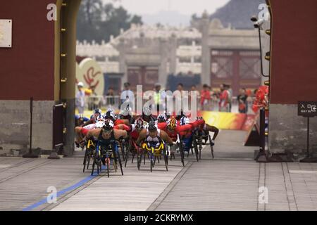 Pechino, Cina 14 settembre 2008: Giorno 10 della competizione atletica ai Giochi Paralimpici 2008 che mostrano i concorrenti della maratona maschile in sedia a rotelle nella classe T54 che attraversa il centro di Pechino lungo il tragitto per lo Stadio Nazionale. L'evento è stato vinto da Kurt Fearnley (1057). ©Bob Daemmrich Foto Stock