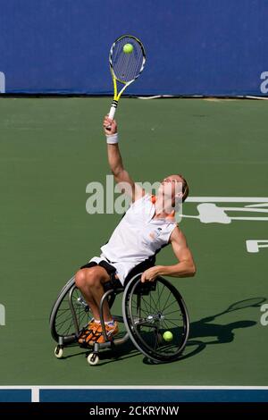 Pechino, Cina 14 settembre 2008: Giorno 9 della competizione atletica ai Giochi Paralimpici 2008 che mostra una tennista olandese in sedia a rotelle nella partita della medaglia d'oro. ©Bob Daemmrich Foto Stock