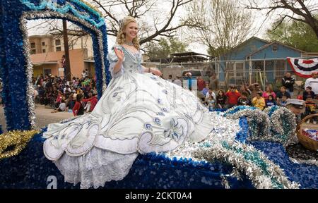 Laredo, Texas 22 febbraio 2009: Una delle dozzine di debuttanti ondeggia alla folla dal suo galleggiante nella dodicesima parata annuale di festeggiamenti per il compleanno di Washington nel centro di Laredo. ©Bob Daemmrich Foto Stock