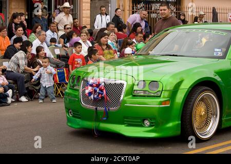 Laredo, TX 22 Febbraio 2009:Custom Chrysler low-rider partecipare alla 112esima sfilata annuale del festival che celebra il compleanno del primo presidente degli Stati Uniti, George Washington, nel centro di Laredo. ©Bob Daemmrich Foto Stock