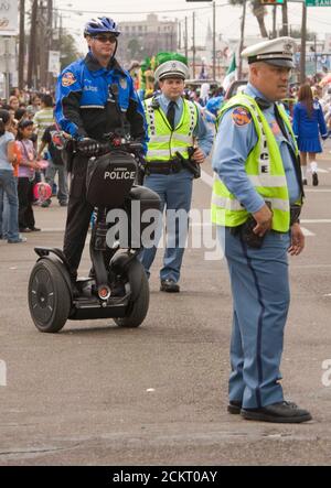 Laredo, Texas 22 febbraio 2009: UN poliziotto utilizza un Segway elettrico per pattugliare la strada durante la dodicesima parata annuale di festeggiamenti per il compleanno di Washington nel centro di Laredo. ©Bob Daemmrich Foto Stock