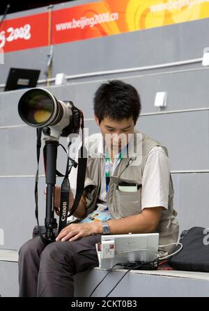 Pechino, Cina 6 settembre 2008: Fotografo giapponese che lavora per Asahi Shimbun alle cerimonie di apertura delle Paralimpiadi di Pechino allo Stadio Nazionale Cinese, conosciuto come il Nido degli Uccelli. ©Bob Daemmrich Foto Stock