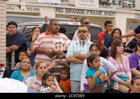 Laredo, Texas 22 febbraio, 2009:112esima parata annuale di festeggiamenti per il compleanno di Washington, commemorando il primo presidente degli Stati Uniti, nel centro di Laredo. Una folla prevalentemente ispanica di spettatori Messico e gli Stati Uniti godono dei festeggiamenti. ©Bob Daemmrich Foto Stock