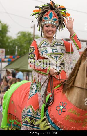 Laredo, TX Febbraio 22, 2009:112th-annual Washington's Birthday Celebration parade, commemorando il primo presidente degli Stati Uniti, nel centro di Laredo; teen membri del , mostrando il consiglio della principessa Pocahontas in stile Aztec costumi cavalcano nella parata. ©Bob Daemmrich Foto Stock