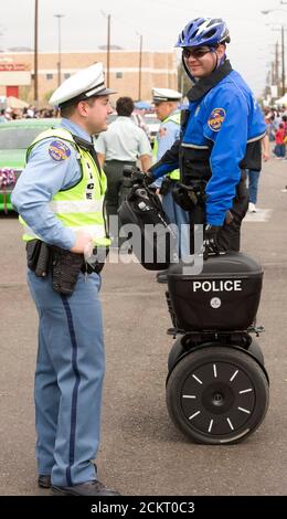 Laredo, Texas 22 febbraio 2009: UN poliziotto utilizza un Segway elettrico per pattugliare la strada durante la dodicesima parata annuale di festeggiamenti per il compleanno di Washington nel centro di Laredo. ©Bob Daemmrich Foto Stock