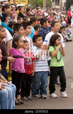 Laredo, Texas 22 febbraio, 2009:112th-annuale festival parata per celebrare il compleanno del primo presidente degli Stati Uniti, George Washington, nel centro di Laredo, Texas, mostrando i bambini ispanici godendo i carri nella parata. ©Bob Daemmrich Foto Stock