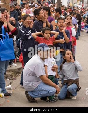 Laredo, Texas 22 febbraio, 2009:112esima sfilata annuale del festival che celebra il compleanno del primo presidente degli Stati Uniti, George Washington, nel centro di Laredo, mostrando la folla di celebranti prevalentemente ispanici dal Messico e dagli Stati Uniti. ©Bob Daemmrich Foto Stock