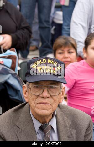 Laredo, TX 22 febbraio 2009: Un veterano della guerra mondiale 11 è tra le folle più ispaniche che guardano la 112esima parata annuale di festeggiamenti per il compleanno di Washington nel centro di Laredo, Texas. ©Bob Daemmrich Foto Stock