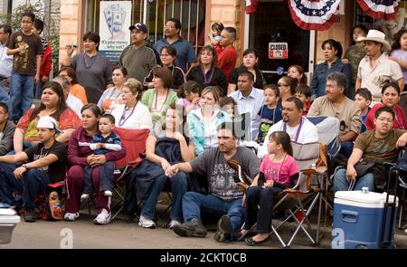 Laredo, Texas 22 febbraio, 2009:112esima parata annuale di festeggiamenti per il compleanno di Washington, commemorando il primo presidente degli Stati Uniti, nel centro di Laredo. Una folla prevalentemente ispanica di spettatori Messico e gli Stati Uniti godono dei festeggiamenti. ©Bob Daemmrich Foto Stock