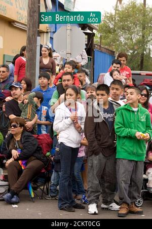 Laredo, Texas 22 febbraio, 2009:112esima sfilata annuale del festival che celebra il compleanno del primo presidente degli Stati Uniti, George Washington, nel centro di Laredo, mostrando la folla di celebranti prevalentemente ispanici dal Messico e dagli Stati Uniti. ©Bob Daemmrich Foto Stock