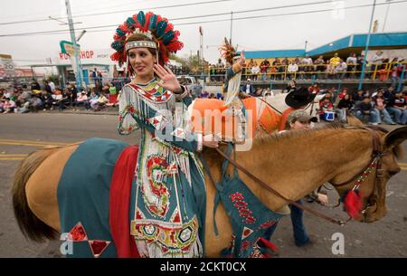 Laredo, TX Febbraio 22, 2009:112th-annual Washington's Birthday Celebration parade, commemorando il primo presidente degli Stati Uniti, nel centro di Laredo; teen membri del , mostrando il consiglio della principessa Pocahontas in stile Aztec costumi cavalcano nella parata. ©Bob Daemmrich Foto Stock