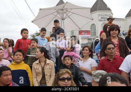 Laredo, Texas 22 febbraio, 2009:112esima parata annuale di festeggiamenti per il compleanno di Washington, commemorando il primo presidente degli Stati Uniti, nel centro di Laredo. Una folla prevalentemente ispanica di spettatori Messico e gli Stati Uniti godono dei festeggiamenti. ©Bob Daemmrich Foto Stock