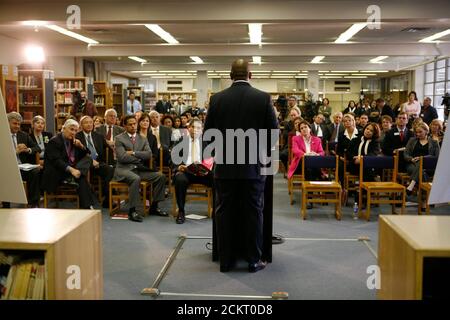 Dallas, TX 22 gennaio 2009: W. T. Orlando Riddick, il principale della White High School, parla a una conferenza stampa sulle iniziative in aula finanziate da una fondazione privata nel Dallas Indeptendent School District. ©Bob Daemmrich Foto Stock