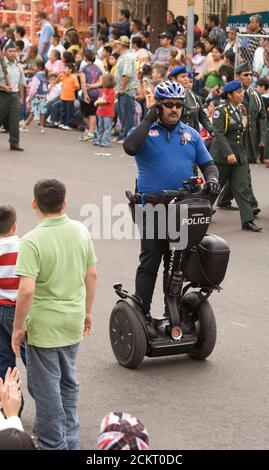 Laredo, Texas 22 febbraio 2009: UN poliziotto utilizza un Segway elettrico per pattugliare la strada durante la dodicesima parata annuale di festeggiamenti per il compleanno di Washington nel centro di Laredo. ©Bob Daemmrich Foto Stock